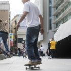 Skaters practicando frente al Macba en la plaza dels Angels.