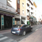 Los coches vuelven a circular por la calle Real en Ponferrada. L. DE LA MATA