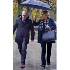 Valdeón, junto a su abogado, declara en el Tribunal Superior.  OTERO