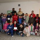 De Grado, Bradshaw y Peterson, junto a un grupo de niños del colegio González de Lama