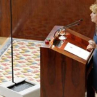 La presidenta de la comunidad de Madrid, Esperanza Aguirre, usando la nueva tecnología.
