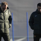 Xavi Hernández, a la derecha, junto a su hermano Óscar en un entrenamiento. ALEJANDRO GARCÍA