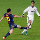 Messi y Cristiano Ronaldo luchan por el balón durante un Madrid-Barcelona.