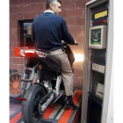 Una moto hace una de las pruebas de la ITV.