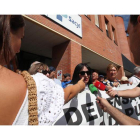 Un momento de la protesta, ayer viernes delante de las puertas del Hospital El Bierzo. ANA F. BARREDO