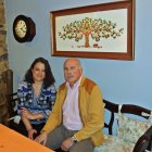 María del Mar y Javier en el comedor de Casacándana, en el Curueño.