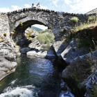 El puente de Cerulleda, más conocido como La Puente de Abajo, en femenino, de fábrica medieval sobre basamento romano cimentado directamente sobre la roca. Fue restaurado por el municipio y los vecinos en 2002. Abajo, el pavimento romano en uno de los tra