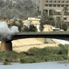 Los tanques estadounidenses comienzan a cruzar uno de los puentes sobre el Tigris en Bagdad