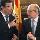 El presidente extremeno, Guillermo Fernandez Vara, conversa con el ministro de Hacienda en funciones, Cristobal Montoro, en una imagen de archivo.