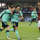 Messi celebra su gol de penalti ante el Milan con su compañero Xavi Hernández.