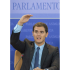 Rivera, en rueda de prensa en el Parlamento andaluz.