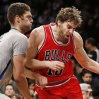 Pau Gasol avanza con el balón ante Brook López, durante el encuentro entre los Bulls y los Nets.