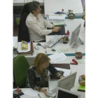 Administrativos y auxiliares, los que más se van fuera.