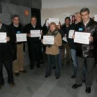 Miembros de la plataforma Salvemos Ponferrada, con sus carteles a las puertas del salón de sesiones