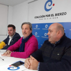 Iván Alonso, Pedro Muñoz y Pedro Quintana, ayer en la sede de CB en Ponferrada. DL