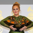 Adele posa con sus 5 Grammy, en febrero del 2017