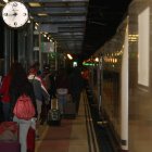 Viajeros del tren AVE que enlaza León con Madrid a las siete de la mañana.