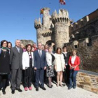 Los 28 miembros de la lista del Mass, en su foto de familia a las puertas del Castillo.