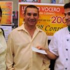Conce Vizcaíno y Lisardo Vocero recibieron el cheque de 2.000 euros del pastelero Sergio González