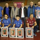Los Campeones de 2015, junto a los responsables de la Federación, el Diario de León, La Caixa y el Ayuntamiento de León.