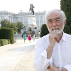 El autor, en los jardines del Palacio de Oriente y cerca de las estatuas de los reyes hispánicos