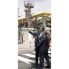 El príncipe junto al presidente de Repsol, en la refinería.