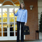 La ministra de Sanidad, Ana Mato, posa en las escaleras de la Moncloa, antes del primer Consejo de Ministros, el pasado viernes.