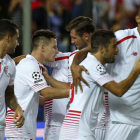 Los jugadores del Sevilla celebran su primer gol al Borussia.