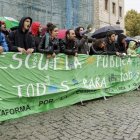 Wert en la biblioteca de Burgos y afuera, los manifestantes.