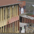 Las escuelas están abandonadas y en ruina.