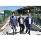 Juan Carlos Suárez-Quiñones, Raúl Valcarce y Jesús Sobrino, en el paso de Posada.