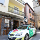 El coche de Google, con la cámara en el techo, atravesando en 2016 la calle del Reloj. ANA F. BARREDO