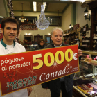 El afortunado, Rosendo Suárez, sostiene una copia gigante del ‘premio’, junto a Sergio González, de Conrado.
