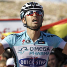 El ciclista italiano Dario Cataldo celebra la victoria en el Cuitu Negru al cruzar la línea de meta de la decimosexta etapa de la la Vuelta.