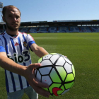 Diego Seoane posa con su nueva camiseta sobre el césped de El Toralín