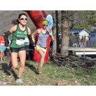 La atleta Veronica Sánchez, con la camiseta verde, se proclamó brillante campeona del Kilómetro Vertical de La Bobia en una prueba caracterizada por la dureza. J. SANTIAGO
