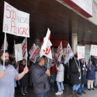 Los trabajadores se concentraron ante la sede de la empresa en Santo Domingo. J. NOTARIO