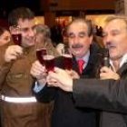 Ibán García del Blanco, Manuel Orellana y Prada a Tope brindan en los soportales del centro