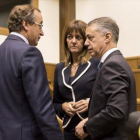 El lendakari Iñigo Urkullu conversa con Idoia Mendia (PSE) y Alfonso Alonso (PP) en la Cámara vasca.