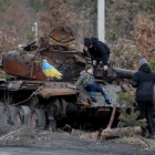 Un grupo de niños juega sobre un tanque ruso destruido. SERGEY DOLZHENKO