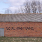 Imagen de archivo de una de las muchas pintadas contra las balsas en Carrizo de la Ribera. DL