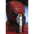 Los actores Andrew Garfield, Emma Stone y Rhys Ifans.