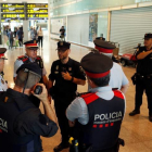 Mandos policiales de los Mossos y del Cuerpo Nacional de Policía en el aeropuerto del Prat. ALEJANDRO GARCÍA