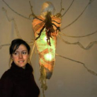 La artista Maria Odile Velá posa junto a una de las obras que expone en El Albéitar.