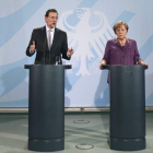 El presidente español, Mariano Rajoy, junto a la canciller alemana Angela Merkel, durante su comparecencia en Berlín.