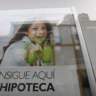 La nueva bajada del euríbor provoca un mayor ahorro en las hipotecas a interés variable. JESÚS