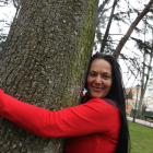 Mª Cruz García Rodera abraza a un árbol en El Plantío de Ponferrada: «La risa es la medicina más potente que tiene el ser humano».