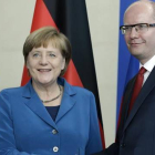 Merkel junto al primer ministro checo, Bohuslav Sobotka, este lunes en Berlín.