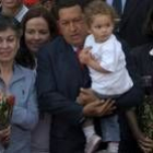 Hugo Chávez, flanqueado por las dos liberadas por la guerrilla colombiana, ayer en Caracas