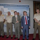 El teniente general Coll, Miguel Alejo y Francisco Álvarez, en el centro, con otros mandos de la UME